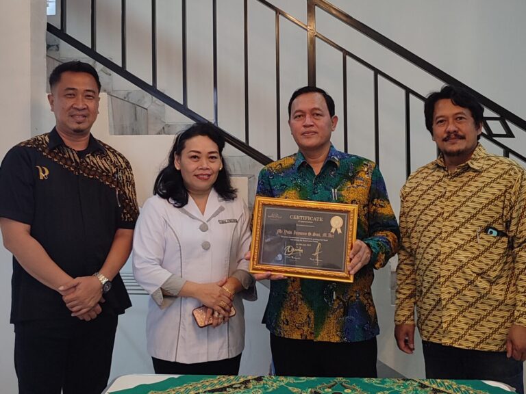Ceremonial Serah Terima Unit Royal Lotus Townhouse A02 Kepada Bp. Yudi